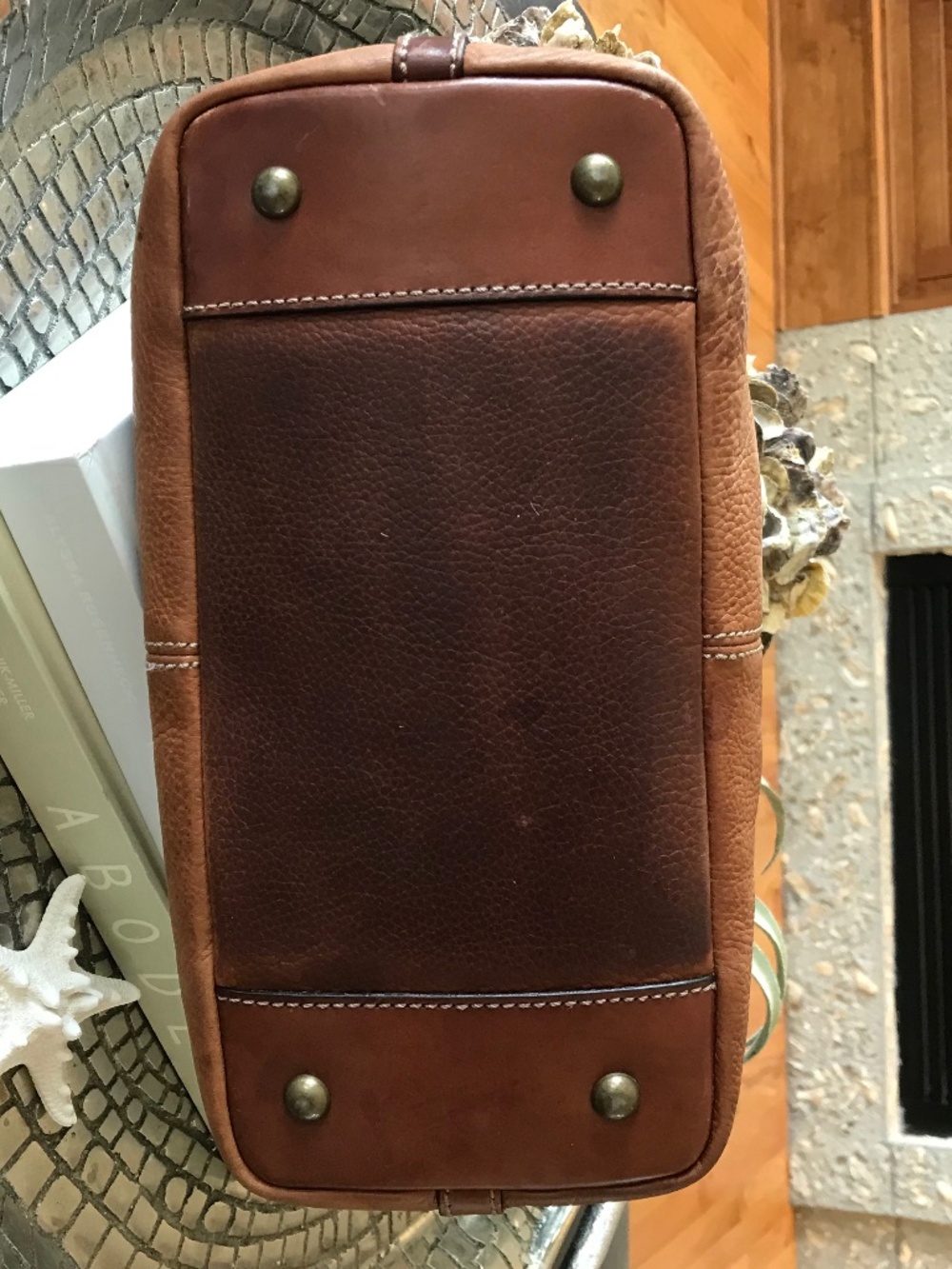 BOHO-CHIC FOSSIL RETRO SMALL LEATHER TOTE WITH ICONIC BRASS KEY CHARM - Picture 6 of 16